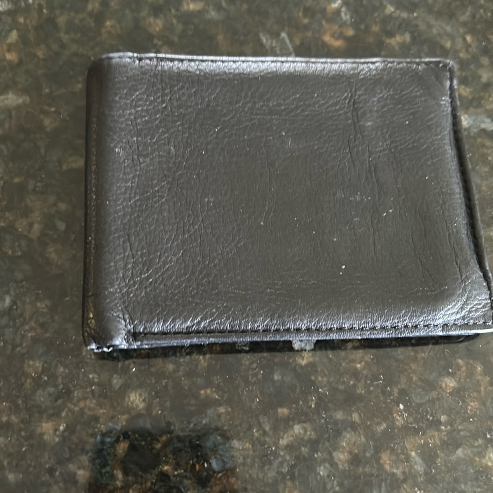 Mens Perry Ellis wallet. Genuine Leather.